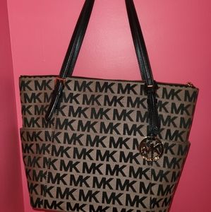 Michael Kors Jet Set Signature Tote